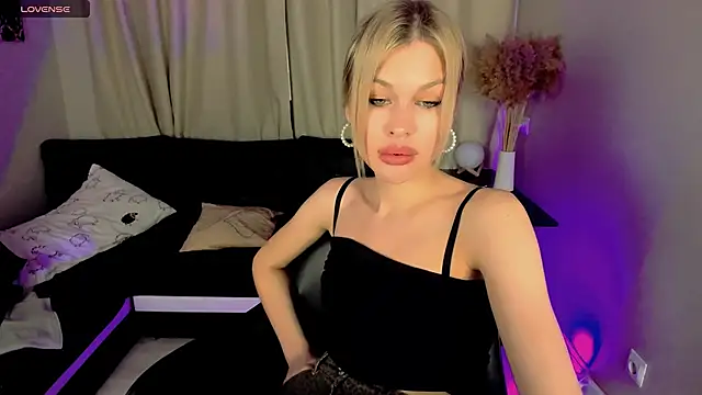 Snapshot of Melissa_Rood chatting on 11, 3, 2025 Melissa Rood online show from 11, 3, 2025