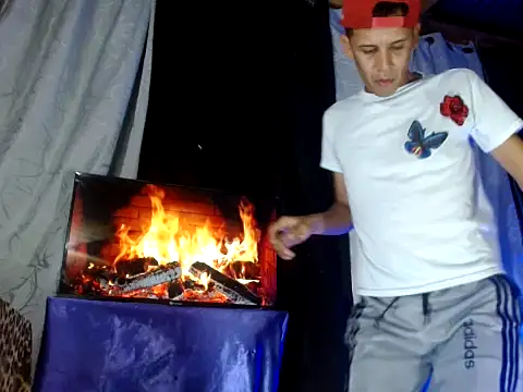 Snapshot of Hidden_Fantasies chatting on 6, 11, 2025 Hidden Fantasies online show from 6, 11, 2025