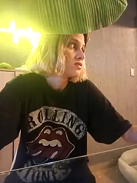 Snapshot of VictoriaLuxe chatting on 8, 9, 2025 VictoriaLuxe online show from 8, 9, 2025