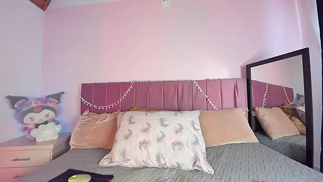 Snapshot of kitty-kryss chatting on 5, 11, 2025 kitty-kryss online show from 5, 11, 2025