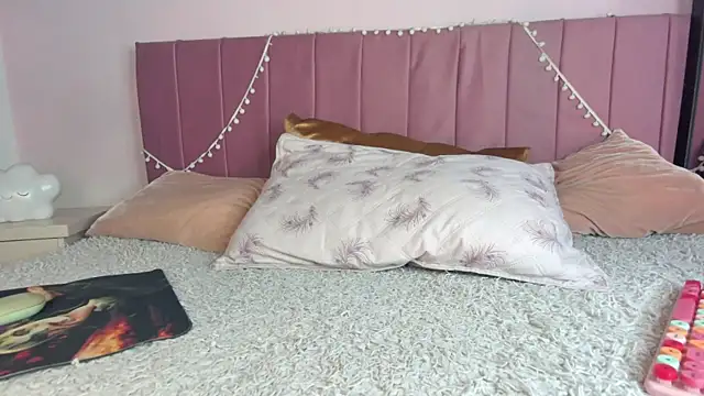 Snapshot of kitty-kryss chatting on 18, 11, 2025 kitty-kryss online show from 18, 11, 2025