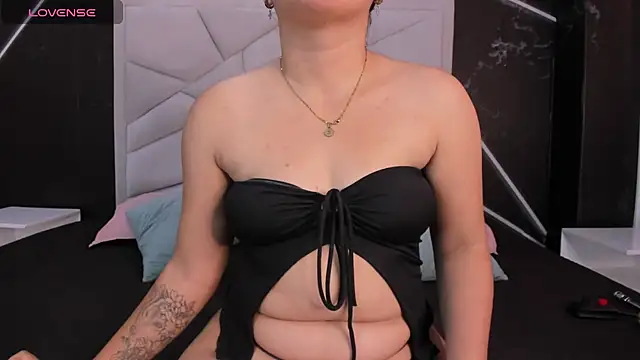 Snapshot of JulietSofia chatting on 1, 4, 2026 JulietSofia online show from 1, 4, 2026