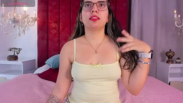 Snapshot of JulietSofia chatting on 5, 4, 2026 JulietSofia online show from 5, 4, 2026