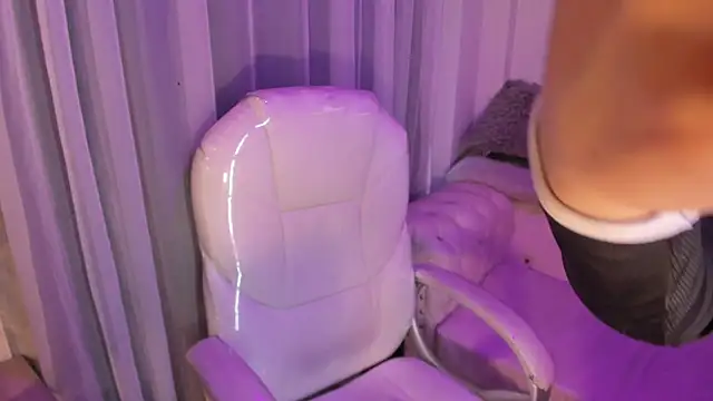 Pretty Johnson  online show from 7, 2, 2026