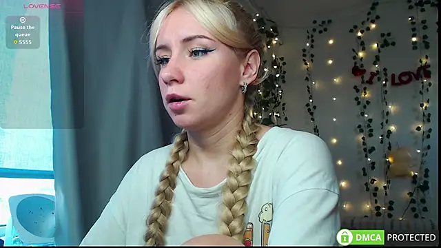 Snapshot of Mia__Kitty chatting on 17, 10, 2025 Mia Kitty online show from 17, 10, 2025