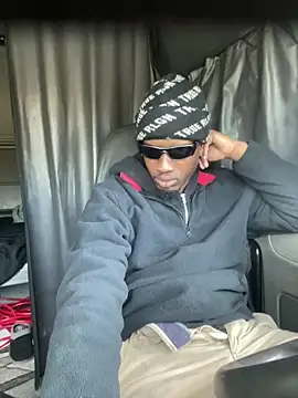 Snapshot of Sir-Tucker chatting on 20, 11, 2025 Sir-Tucker online show from 20, 11, 2025