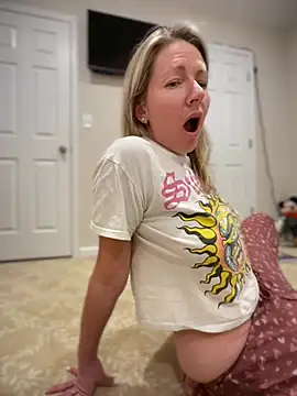 Snapshot of LittleMsMILF chatting on 24, 2, 2026 LittleMsMILF online show from 24, 2, 2026