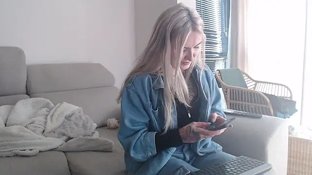 tattoobbgirl online show from 18, 12, 2025