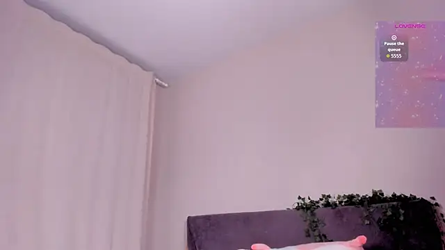 emmelieflorence online show from 4, 3, 2026