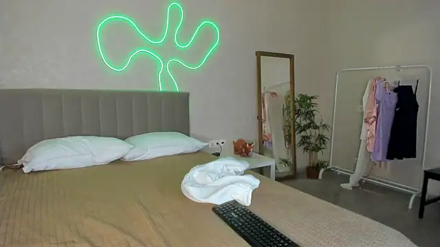 Candy Cansew online show from 13, 9, 2025