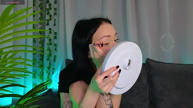 Snapshot of _holly_berry_ chatting on 12, 10, 2025 holly berry online show from 12, 10, 2025
