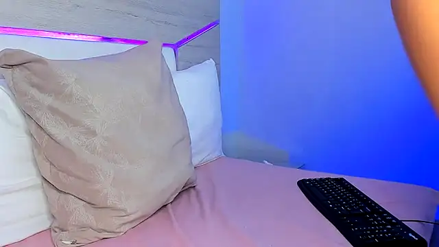 ZoeMorris online show from 5, 1, 2026