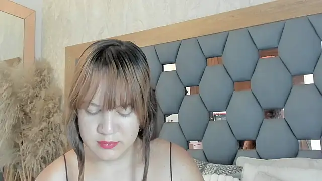 juliette pretty  online show from 30, 3, 2026