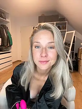 Snapshot of celis_secret chatting on 30, 9, 2025 celis secret online show from 30, 9, 2025