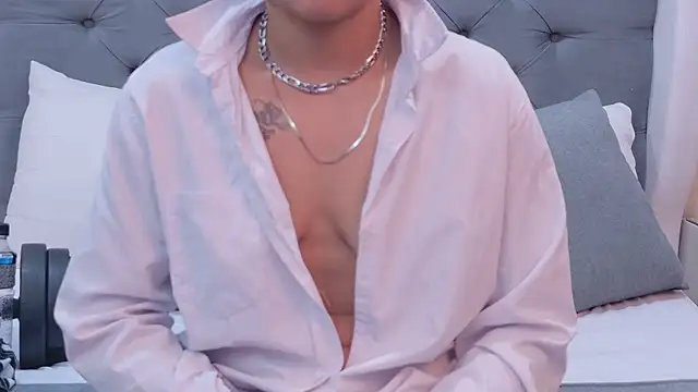 Snapshot of ZoeKrug chatting on 23, 10, 2025 ZoeKrug online show from 23, 10, 2025