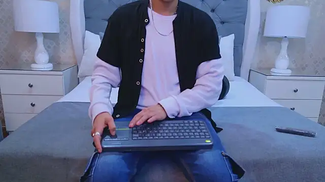 Snapshot of ZoeKrug chatting on 25, 10, 2025 ZoeKrug online show from 25, 10, 2025