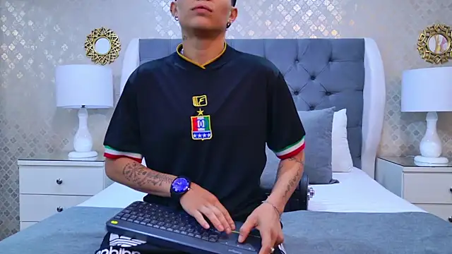 Snapshot of ZoeKrug chatting on 28, 10, 2025 ZoeKrug online show from 28, 10, 2025