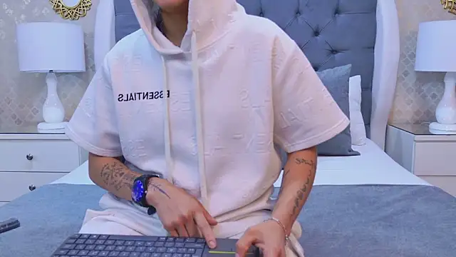 Snapshot of ZoeKrug chatting on 29, 10, 2025 ZoeKrug online show from 29, 10, 2025