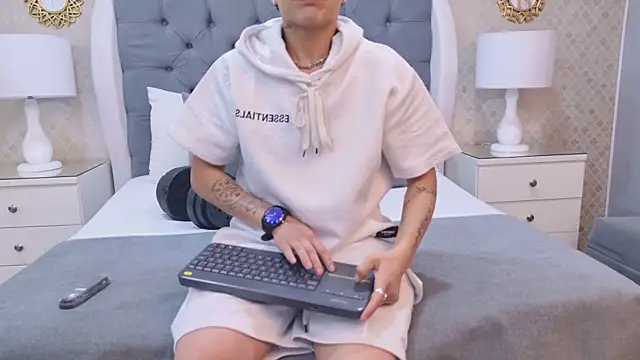 Snapshot of ZoeKrug chatting on 6, 11, 2025 ZoeKrug online show from 6, 11, 2025