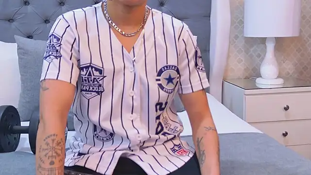 Snapshot of ZoeKrug chatting on 7, 11, 2025 ZoeKrug online show from 7, 11, 2025