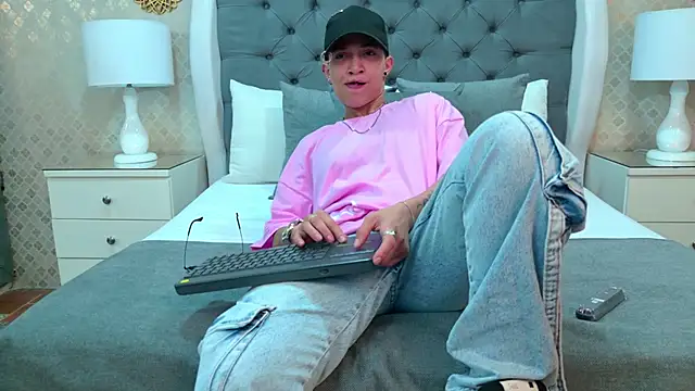 Snapshot of ZoeKrug chatting on 8, 11, 2025 ZoeKrug online show from 8, 11, 2025