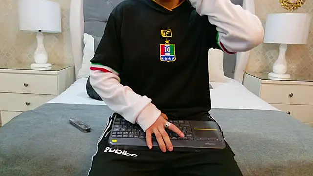 Snapshot of ZoeKrug chatting on 12, 11, 2025 ZoeKrug online show from 12, 11, 2025