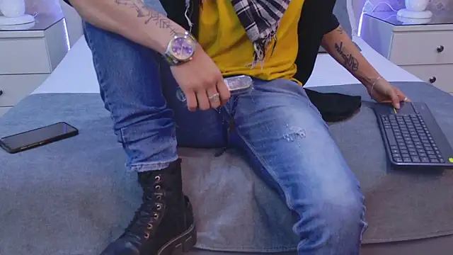 Snapshot of ZoeKrug chatting on 15, 11, 2025 ZoeKrug online show from 15, 11, 2025