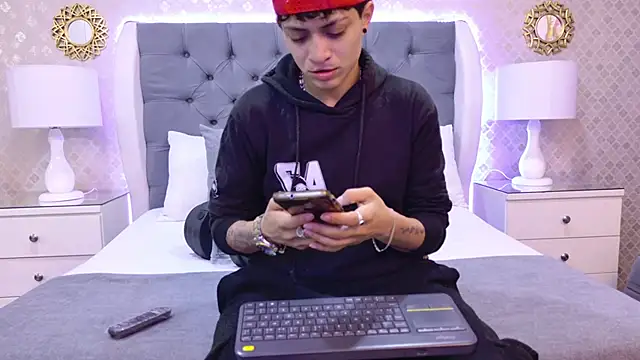 Snapshot of ZoeKrug chatting on 17, 11, 2025 ZoeKrug online show from 17, 11, 2025