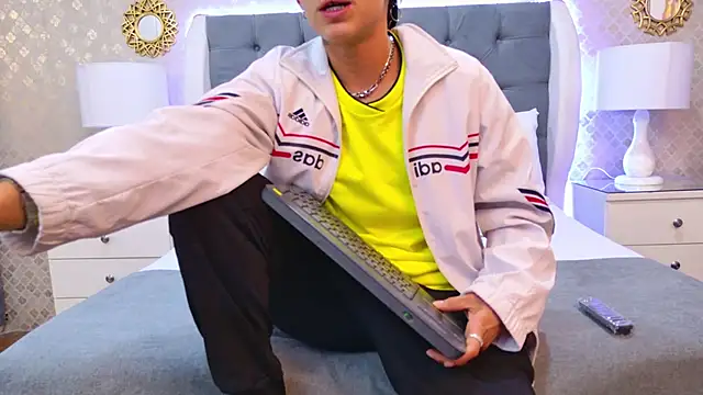 Snapshot of ZoeKrug chatting on 18, 11, 2025 ZoeKrug online show from 18, 11, 2025