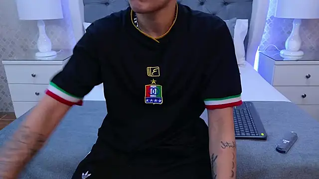 Snapshot of ZoeKrug chatting on 20, 11, 2025 ZoeKrug online show from 20, 11, 2025