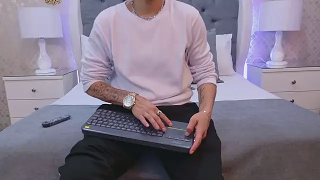 Snapshot of ZoeKrug chatting on 24, 11, 2025 ZoeKrug online show from 24, 11, 2025