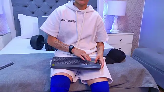 Snapshot of ZoeKrug chatting on 28, 11, 2025 ZoeKrug online show from 28, 11, 2025