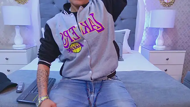 Snapshot of ZoeKrug chatting on 5, 12, 2025 ZoeKrug online show from 5, 12, 2025