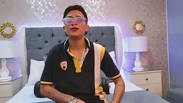 Snapshot of ZoeKrug chatting on 16, 12, 2025 ZoeKrug online show from 16, 12, 2025