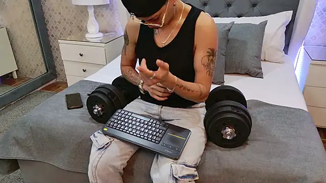 Snapshot of ZoeKrug chatting on 20, 12, 2025 ZoeKrug online show from 20, 12, 2025