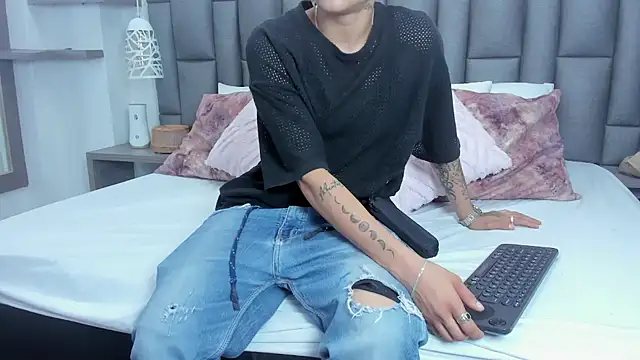 Snapshot of ZoeKrug chatting on 19, 2, 2026 ZoeKrug online show from 19, 2, 2026