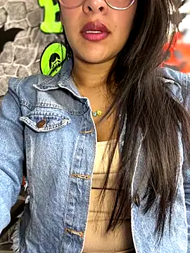 Snapshot of Liulee2 chatting on 19, 10, 2025 Liulee2 online show from 19, 10, 2025