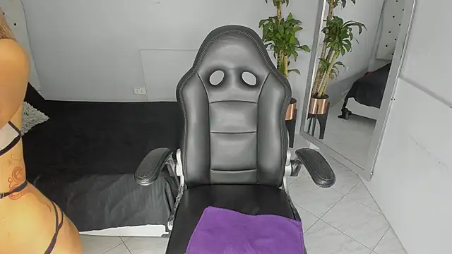 Alix 18  online show from 18, 10, 2025
