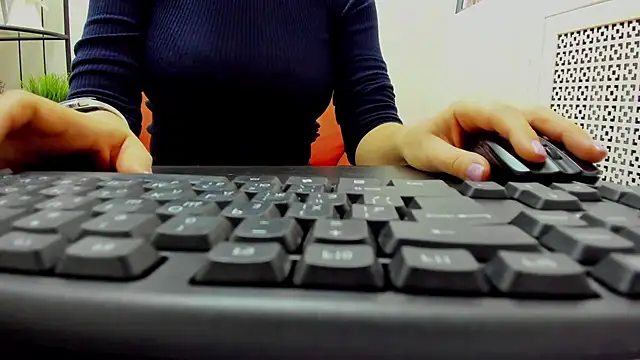 alison  kiss  online show from 20, 10, 2025