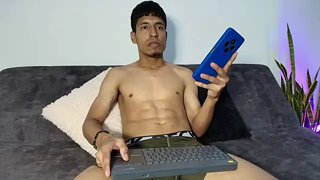 Snapshot of IsaXander743 chatting on 15, 12, 2025 IsaXander743 online show from 15, 12, 2025