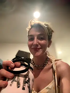 Snapshot of MrsSizzle chatting on 21, 10, 2025 MrsSizzle online show from 21, 10, 2025