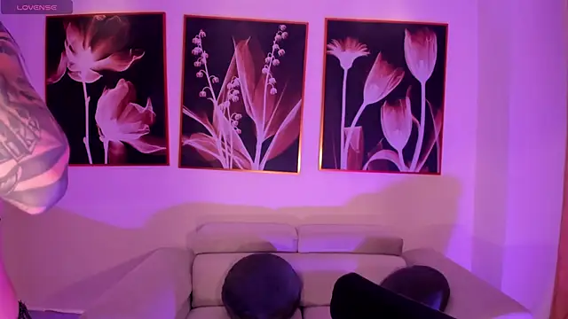 MilaLawrence online show from 5, 4, 2026