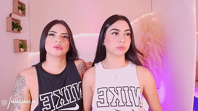 Snapshot of maia_lia_ chatting on 7, 10, 2025 maia lia  online show from 7, 10, 2025