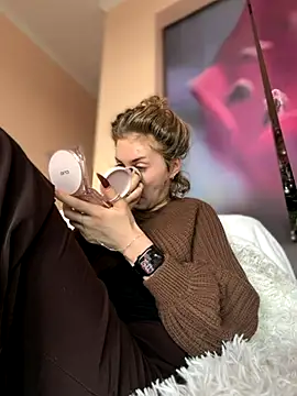 Snapshot of KellyKeler chatting on 27, 10, 2025 KellyKeler online show from 27, 10, 2025