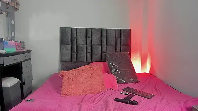 Esmeraldaa- online show from 7, 2, 2026