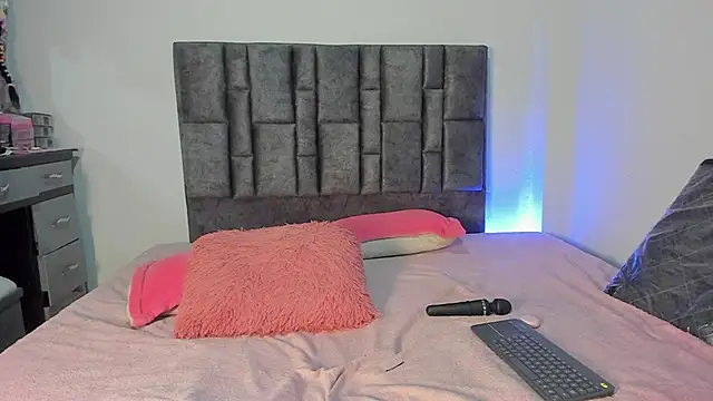 Esmeraldaa- online show from 11, 4, 2026