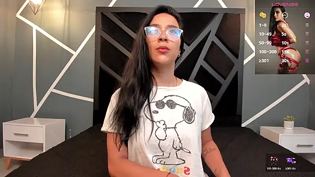 zoe martins  online show from 23, 10, 2025