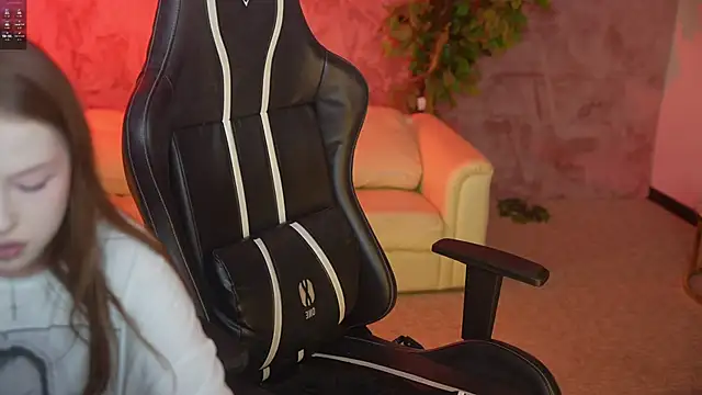 Snapshot of Goldie_Flame chatting on 12, 9, 2025 Goldie Flame online show from 12, 9, 2025