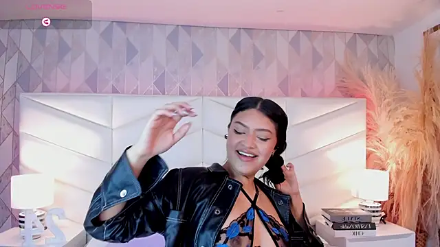 Snapshot of victoria___jonnes chatting on 13, 9, 2025 victoria jonnes online show from 13, 9, 2025