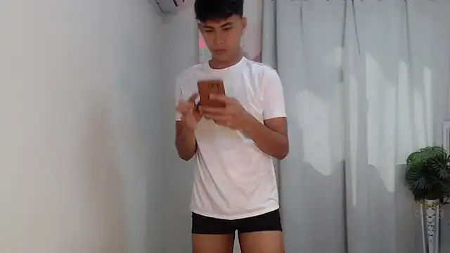 Snapshot of shokolet_2001 chatting on 5, 12, 2025 shokolet 2001 online show from 5, 12, 2025